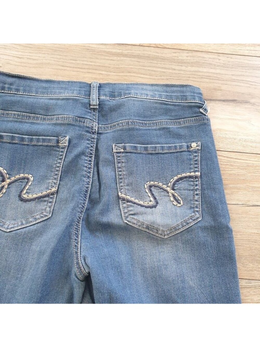 Wallflower Womens Irresistible High Rise Cuffed Denim Bermuda Shorts Size 11 - Picture 8 of 9